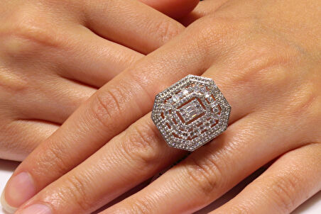 14 Ayar Beyaz Altın Baget Taşlı Yüzük