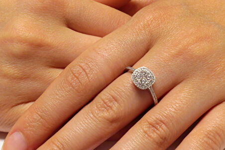 14 Ayar Beyaz Altın Baget Taşlı Yüzük