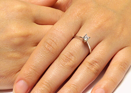  14 Ayar Beyaz Altın Tek Taş Yüzük