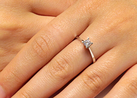  14 Ayar Beyaz Altın Tek Taş Yüzük