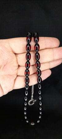 SEVGİLİYE ÖZEL HEDİYE SÜRMELİ UÇAK CAMI TESBİH SİYAH-KIRMIZI RENKLİ BEYZİ KESİM H-1356.