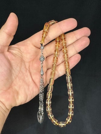 SEVGİLİYE ÖZEL HEDİYE TOZ KEHRİBAR TESBİH BEJ RENKLİ KAPSÜL KESİM 11MMX7,5MM H-1570.