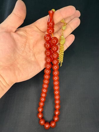SEVGİLİYE ÖZEL HEDİYE SIKMA ÇUBUK KEHRİBAR TESBİH KÜRE KESİM KIRMIZI RENK 14MMX13MM H-1777.