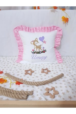 Nakışlı Kırlent Bebek İsimli 40x40 Cm İçi Dolgulu Fırfırlı Kırlent