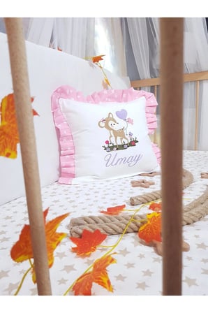Nakışlı Kırlent Bebek İsimli 40x40 Cm İçi Dolgulu Fırfırlı Kırlent