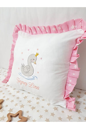 Nakışlı Kırlent Bebek İsimli 40x40 Cm İçi Dolgulu Fırfırlı Kırlent