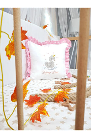 Nakışlı Kırlent Bebek İsimli 40x40 Cm İçi Dolgulu Fırfırlı Kırlent