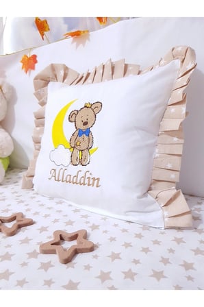 Nakışlı Kırlent Bebek İsimli 40x40 Cm İçi Dolgulu Fırfırlı Kırlent