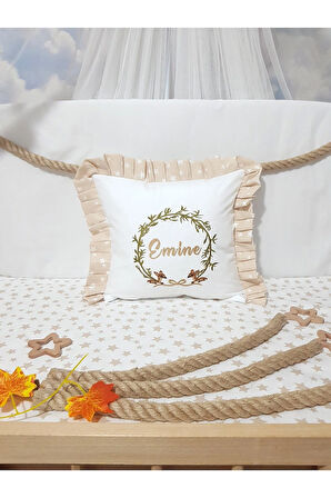 Nakışlı Kırlent Bebek İsimli 40x40 Cm İçi Dolgulu Fırfırlı Kırlent