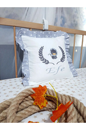 Nakışlı Kırlent Bebek İsimli 40x40 Cm İçi Dolgulu Fırfırlı Kırlent