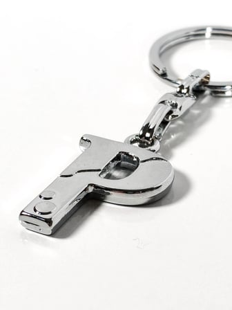 P Harfi Gümüş Renk Metal Anahtarlık – Minimal ve Şık Harf Tasarımı