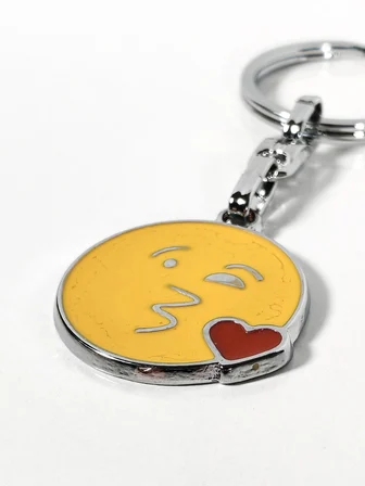 Öpücük Gönderen Emoji Metal Anahtarlık – Kalpli Emoji Tasarımlı Anahtarlık