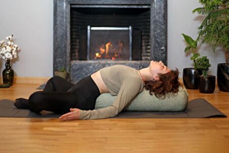 BOLSTER YOGA DESTEĞİ, KARABUĞDAY KABUĞU DOLGULU, DESENLİ ADAÇAYI YEŞİL RENKTE ,