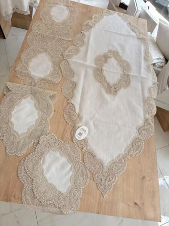 HOBİBAHÇEM Salon Takımı Bellisima Çeyizlik Kreme Kapi Runner Set 5 Parça Keten Ranır Masa Sehpa Konsol Örtüsü HB006