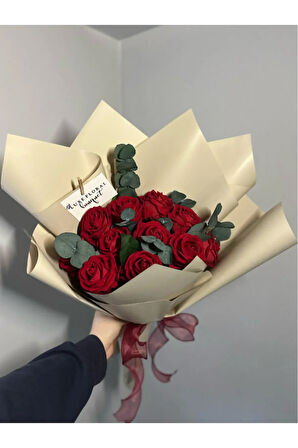 Gerçek Görünümlü Okaliptüs Süslemeli 11’li Kadife Gül & Sevgiliye Özel Hediye