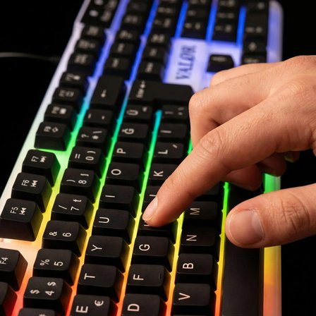 Valor Commander Rgb Işıklı & Full Set 104 Tuşlu Membran Oyuncu Klavyesi