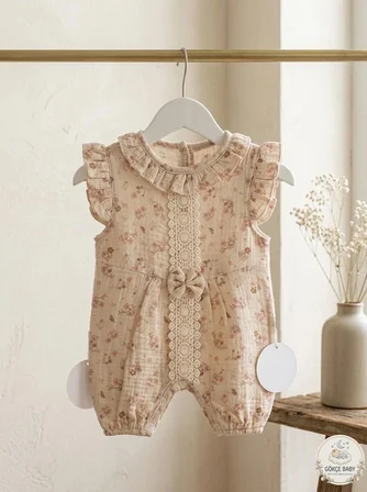  Organik Müslin Kız Bebek Tulum - Çiçekli Kurdeleli Vintage Stil Yazlık Bebek Kıyafeti 1 Gökçe Baby Organik Müslin Kız Bebek Tulum - Çiçekli Kurdeleli Vintage Stil Yazlık Bebek Kıyafeti
