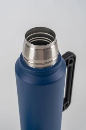 Penguen Klasik Vakum Izolasyonlu Mavi Renk 48 Saat Sıcak ve Soğuk Garantili Aile Boyu Dağcı, Sporcu ve Kamp Için Vakumlu Paslanmaz Çelik Termos 1400ML Paslanmaz Çelik Vakumlu Termos
