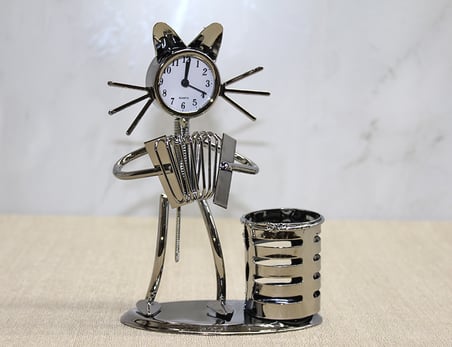 Metal Akordiyon Çalan Müzisyen Kedi Saat Ve Kalemlik
