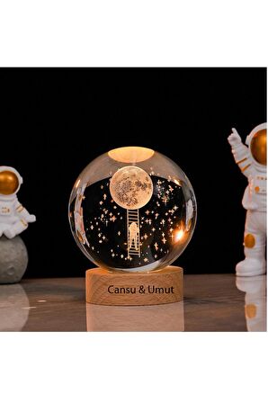 Işıklı Ahşap Kaideli Aya Çıkan Astronot Cam Küre 8cm*6cm