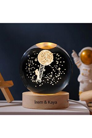 Işıklı Ahşap Kaideli Aya Çıkan Astronot Cam Küre 8cm*6cm