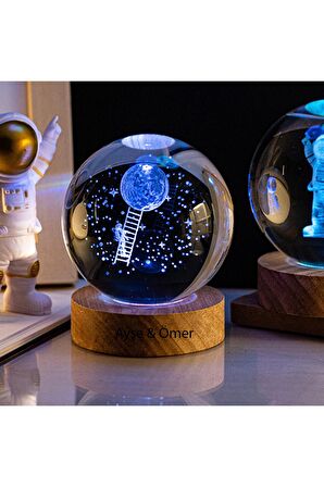 Işıklı Ahşap Kaideli Aya Çıkan Astronot Cam Küre 8cm*6cm