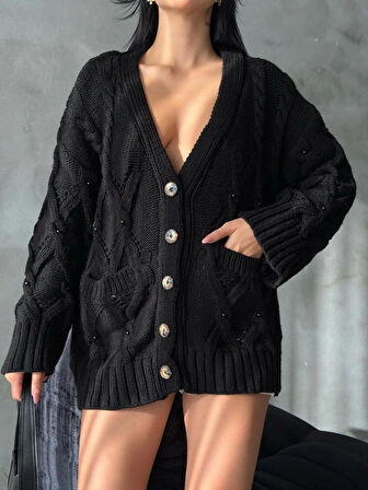 İNCİ DETAYLI DELİKLİ DÜĞMELİ BAKLAVA DESENLİ TRİKO HIRKA