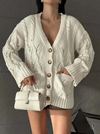 İNCİ DETAYLI DELİKLİ DÜĞMELİ BAKLAVA DESENLİ TRİKO HIRKA