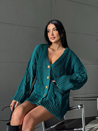 İNCİ DETAYLI DELİKLİ DÜĞMELİ BAKLAVA DESENLİ TRİKO HIRKA