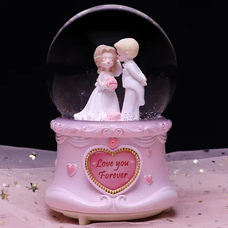Romantik Çift Figürlü Büyük Boy Püskürtmeli Müzikli Işıklı Kar Küresi