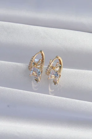 Pirinç Gold Renk İri Zirkon Taşlı Kıvrımlı Minimal Kelebekli Halka Küpe 5886