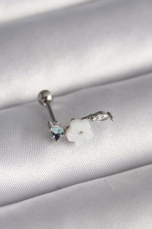 316L Çelik Gümüş Renk Zirkon Taş Detay Beyaz Çiçek Model Tragus Piercing 5886