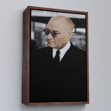 Kahverengi Çerçeveli Atatürk Portre Tablosu Mustafa Kemal Atatürk Dikdörtgen Dekoratif Kanvas Tablo