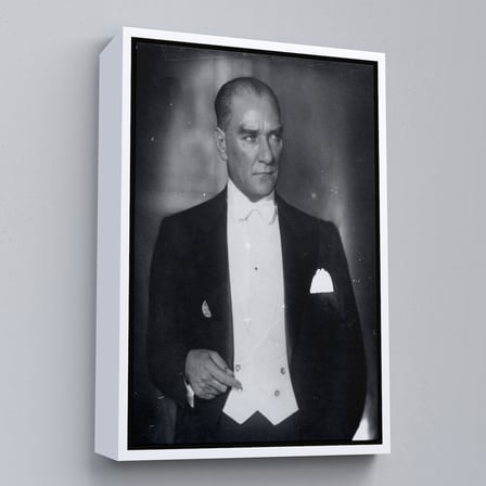 Siyah Çerçeveli Atatürk Portre Tablosu Mustafa Kemal Atatürk Dikdörtgen Dekoratif Kanvas Tablo