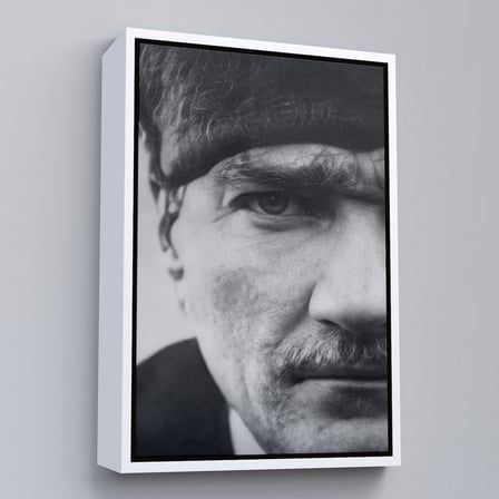 Beyaz Çerçeveli Atatürk Portre Tablosu Mustafa Kemal Atatürk Dikdörtgen Dekoratif Kanvas Tablo