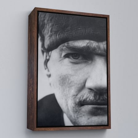 Beyaz Çerçeveli Atatürk Portre Tablosu Mustafa Kemal Atatürk Dikdörtgen Dekoratif Kanvas Tablo