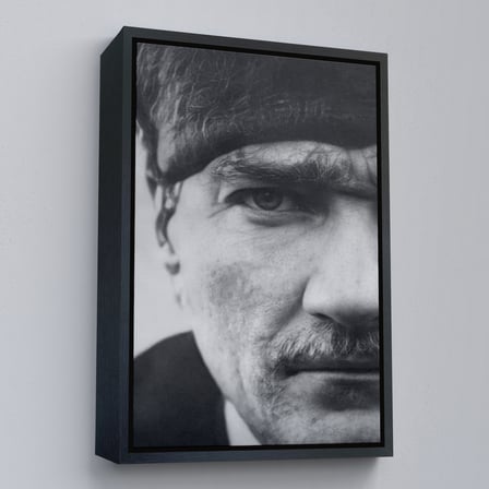 Beyaz Çerçeveli Atatürk Portre Tablosu Mustafa Kemal Atatürk Dikdörtgen Dekoratif Kanvas Tablo