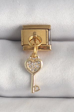 316L Çelik Gold Renk Sallantı Zirkon Taşlı Kalpli Anahtar Model Nomination Charm 5886
