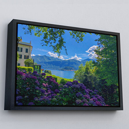 Kahverengi Çerçeveli Mor Çiçekler Arasındaki Göl Manzaralı Ev Duvar Tablosu