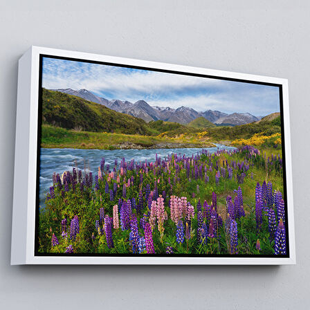 Beyaz Çerçeveli Nehir Dağ ve Mor Acı Bakla Çiçekleri Manzarası Duvar Tablosu
