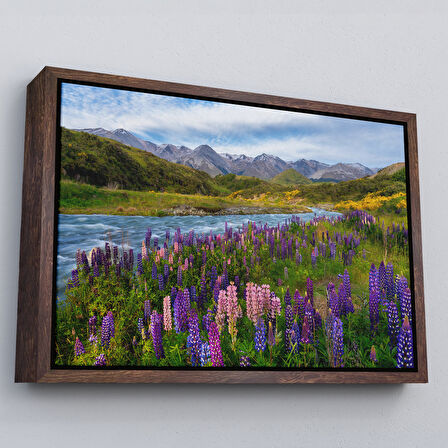 Beyaz Çerçeveli Nehir Dağ ve Mor Acı Bakla Çiçekleri Manzarası Duvar Tablosu