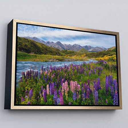 Beyaz Çerçeveli Nehir Dağ ve Mor Acı Bakla Çiçekleri Manzarası Duvar Tablosu