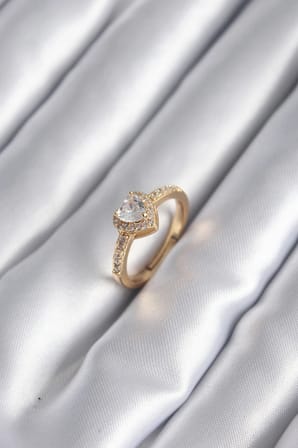 Pirinç Gold Renk Zirkon Taşlı Kalp Charm Model Kadın Yüzük 5886