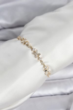 Gold Renk Yonca Model Zirkon Taşlı Asansörlü Kadın Bileklik 5886