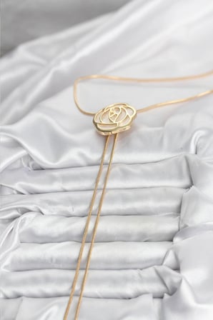 Pirinç Gold Renk Gül Model Asansörlü Kadın Kolye 5886