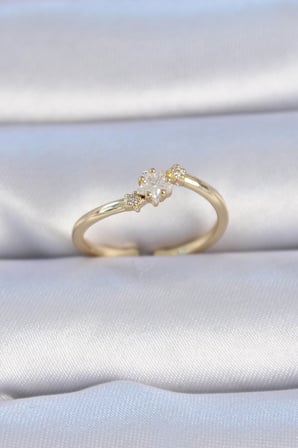 Pirinç Gold Renk Beyaz Çiçek Model Zirkon Taş Detay Kadın Yüzük 5886