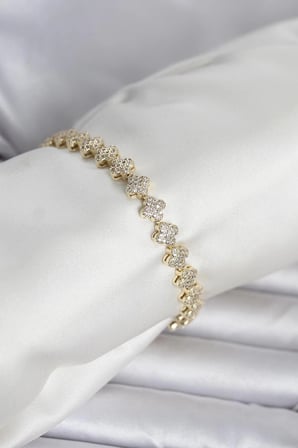 Pirinç Gold Renk Yonca Model Sıralı Zirkon Taşlı Kadın Bileklik 5886