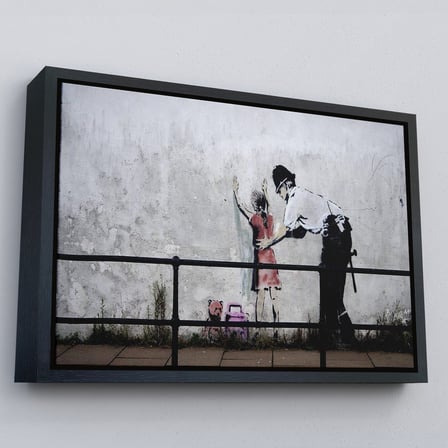 Siyah Çerçeveli Bansky'nin Küçük Kız Çocuğunu Arayan Polis İsimli Çalışması Kanvas Tablo