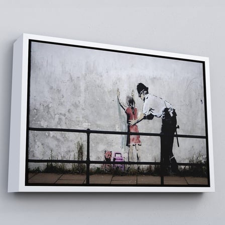 Siyah Çerçeveli Bansky'nin Küçük Kız Çocuğunu Arayan Polis İsimli Çalışması Kanvas Tablo