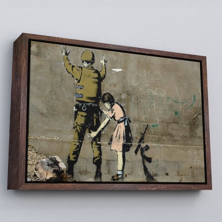 Kahverengi Çerçeveli Bansky'nin Askeri Arayan Küçük Kız Eseri Kanvas Tablo